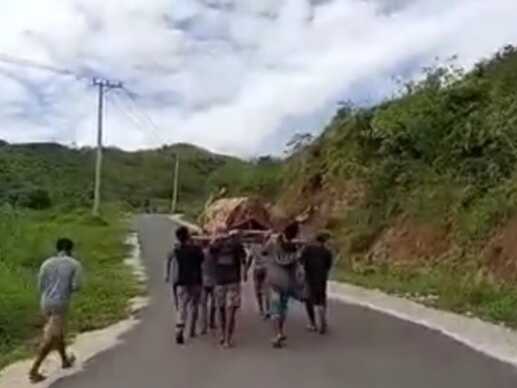 Viral, Warga Kalumpang Tandu Jenazah Sejauh 13 Km Karena Tak Ada Ambulans